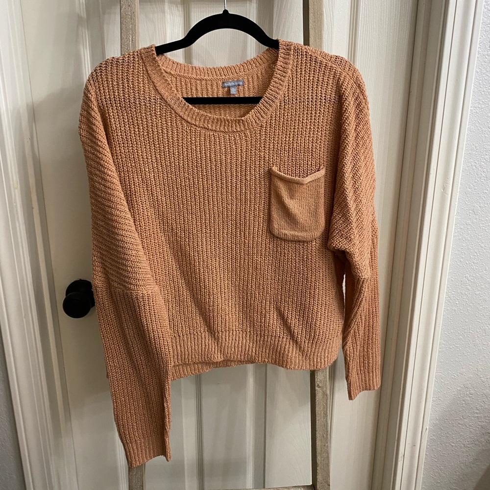 Dusty pink cropped sweater with front pocket